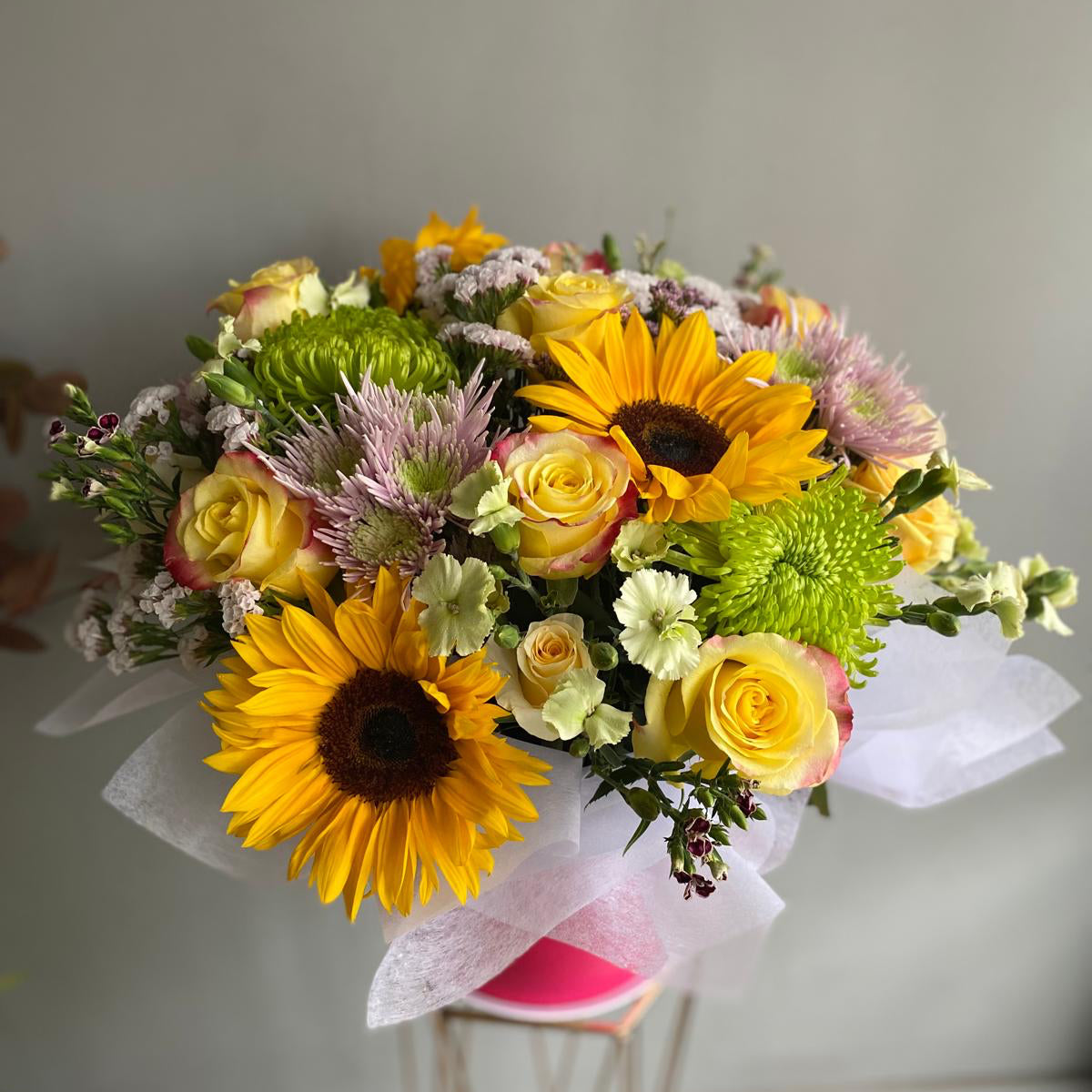 A luxurious gift box featuring fresh white roses and Ferrero Rocher chocolates. The elegant white roses are paired with golden-wrapped Ferrero Rocher chocolates, creating a perfect blend of beauty and indulgence for a romantic gesture