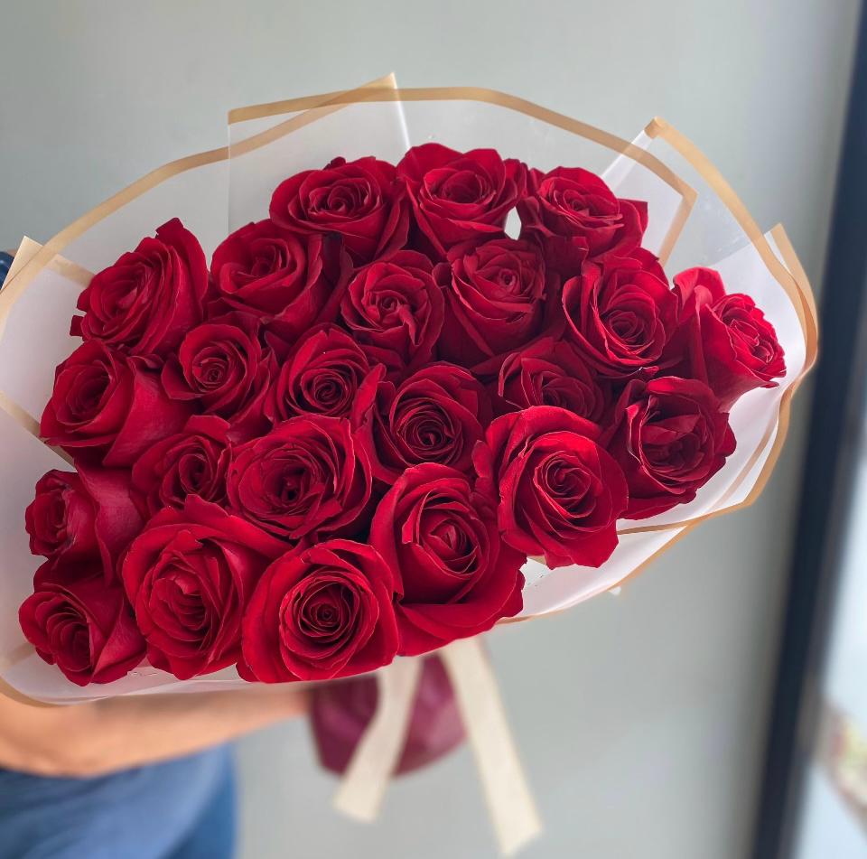 Minimalist Long Stem Red Roses