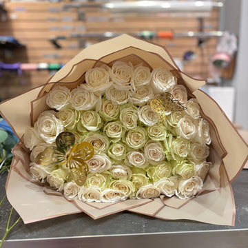 50 Minimalist White Mondial Roses