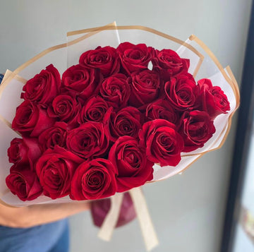 Minimalist Long Stem Red Roses