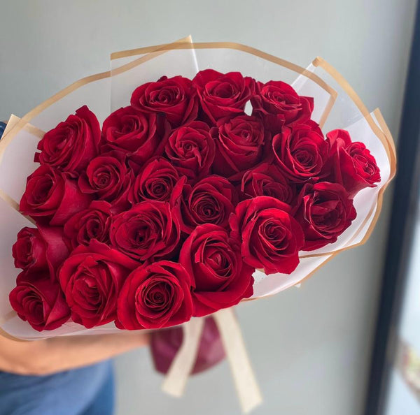 Minimalist Long Stem Red Roses