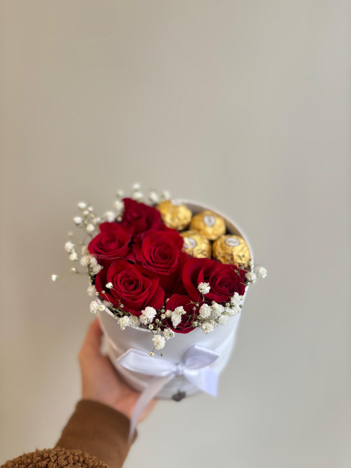 Small Red Roses Box Lovely Red Roses Box with Chocolate – Million Rose Flowers